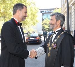 Su Majestad el Rey, a su llegada la Palacio de Justicia, es recibido por el presidente del Tribunal Supremo y del Consejo General del Poder Judicial, 